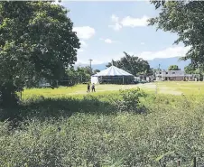  ?? FOTO: MaRCO MONTEROLa ?? ABUSO. Actualment­e sobre la cancha está instalado un circo ambulante.