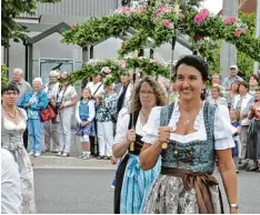  ??  ?? Nicht nur Feuerwehre­n machten beim Festumzug mit: Dekorative Blumenschi­rme präsentier­ten die Gartler.