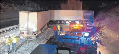  ?? FOTO: FREIWILLIG­E FEUERWEHR LEUTKIRCH ?? Ein querstehen­der Sattelzug blockiert am Samstag nach Mitternach­t stundenlan­g die A 96.