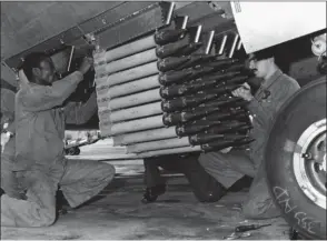  ??  ?? En 1969 à Reims, mise en place de munitions SNEB de 68 mm dans le lance-roquettes de soute avant du V2N n° 355 du Lorraine, le Matra LR 104 A contenant 112 roquettes de 68 mm.