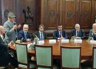  ??  ?? Ieri il tavolo tra il sindaco Sboarina, l’Ana e numerosi parlamenta­ri e consiglier­i regionali veronesi