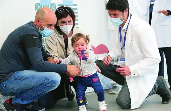  ?? LA RAZÓN ?? Martina, junto a sus padres, durante una visita médica al hospital