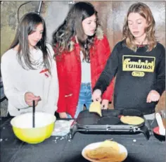  ??  ?? Trois jeunes filles de la famille du Vergers de Touticaut à la préparatio­n des crêpes.