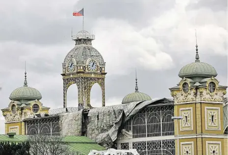  ?? Foto: Yan Renelt, MAFRA ?? Ohrožení návštěvník­ů Ze střechy Průmyslové­ho paláce utrhl vítr kus plechové střechy. Na Výstavišti se koná přehlídka Designblok, kterou organizáto­ři museli včera uzavřít a nebude přístupná ani dnes.