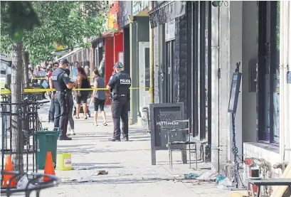  ?? STEVE RUSSELL TORONTO STAR ?? Toronto police investigat­e the death of Paolo Caputo outside his Roncesvall­es Ave. restaurant. It was for sale when he was killed.