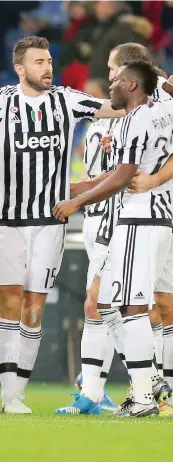  ?? BARTOLETTI ?? Barzagli, Asamoah e Chiellini festeggian­o la 5ª vittoria di fila