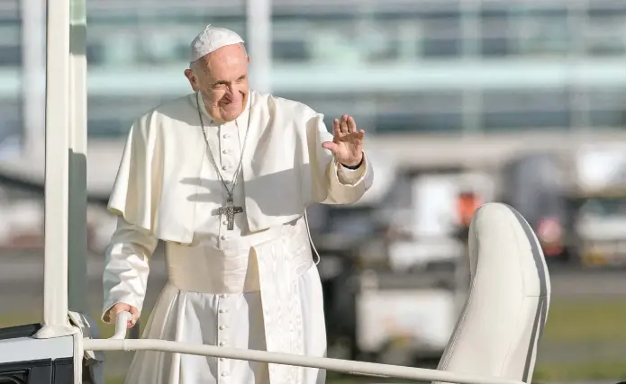  ?? FOTO ESTEBAN VANEGAS ?? En su recorrido hacia la Nunciatura, en varias ocasiones, el Papa rompió el protocolo para saludar a los ciudadanos.