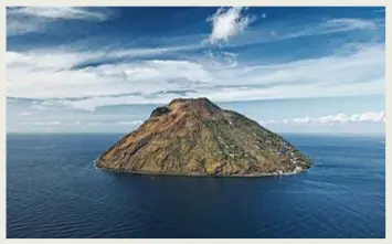  ??  ?? Si arriva sulla sommità dell'isola salendo una lunga scalinata di pietra. Il primo punto panoramico s'incontra alla chiesa di San Bartolo, dopo 754 gradini. Il successivo a Pianicello, dopo 1.317 gradini, in una contrada abitata solo da tedeschi...