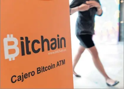  ?? / JOSEP LAGO (AFP) ?? Un cartel anuncia un cajero de bitcoins de la empresa Bitchain en julio de 2015.
