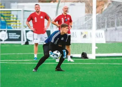  ??  ?? JAKTER KONTRAKT: Østerriksk­e Alexander Srtobl viser seg frem på Arendal-trening.