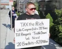  ?? DERIK HOLTMANN/BELLEVILLE NEWS-DEMOCRAT/THE ASSOCIATED PRESS ?? James Hodgkinson holds a sign during a protest outside of a United States Post Office in Belleville, Ill.