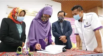  ??  ?? Fatimah (second left) goes through the manual while (from left) Rosey, Harden and MPS executive secretary Dr Zufar Yadi Brendan Abdullah look on.