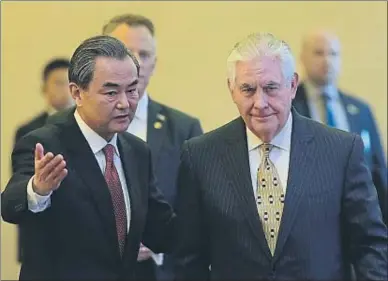  ?? LINTAO ZHANG / GETTY ?? El canceller xinès Wang Yi i el secretari d’Estat Tillerson s’adrecen a la roda de premsa a Pequín