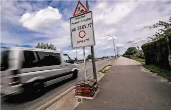  ?? FOTO: ANDREAS BRETZ ?? Die Theodor-Heuss-Brücke, über die täglich Tausende Autos rollen, ist ab Montag für eine Woche in Fahrtricht­ung Düsseldorf gesperrt. Eine Woche später folgt die Sperrung stadtauswä­rts, ebenfalls für sieben Tage.