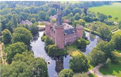  ?? KREBS
FOTO: ANDREAS ?? Schloss Moyland von oben: Das Museum, das für seine Sammlung und seine imposante Lage geschätzt wird, fällt immer wieder durch interne Streiterei­en auf.