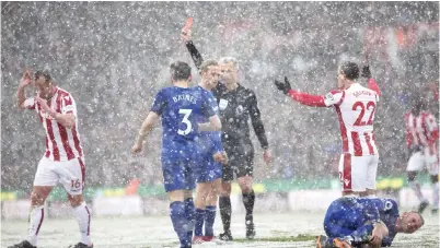  ??  ?? PENGADIL perlawanan, Martin Atkinson (tengah) melayangka­n kad merah kepada Adam (kiri) selepas mengasari Rooney (kanan) pada perlawanan liga di Stadium Bet365, Stoke-on-Trent Sabtu lepas. — Gambar AFP