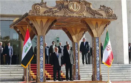  ??  ?? En mars 2018, le vice-président iranien, Eshaq Jahangiri (à droite, aux côtés de Haïdar al-abadi), alors en visite officielle à Bagdad, a promis un engagement financier de son pays pour la reconstruc­tion de l’irak.