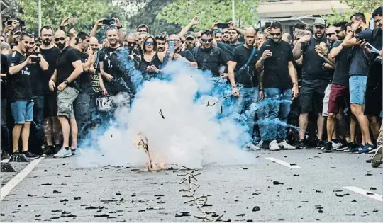  ?? MANÉ ESPINOSA ?? Alrededor de un millar de mossos, vestidos con camisetas negras, se concentrar­on ayer ante la Conselleri­a d’Interior, en Barcelona, para reclamar mejoras salariales y ampliación de plantilla.