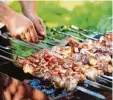  ?? Foto: Dasha Petrenko, Fotolia ?? Was macht man mit Nachbarn? Gemein sam grillen.