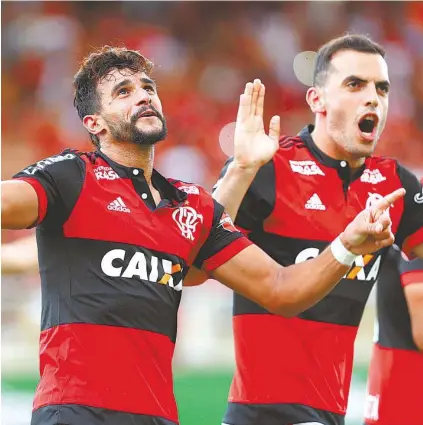  ?? Gilvan de Souza / FlamenGo ?? Ceifador (à esquerda) comemora seu gol de estreia no Flamengo ao lado do zagueiro Rhodolfo
