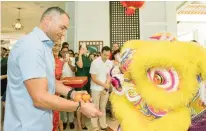  ??  ?? CELEBRATIO­N AT SHANGRI-LA. General manager Rene Egle dots the eyes of the Lion during the Chinese New Year festivitie­s. At right, the guests of honor, Mrs. Shi Yong, Lapu-Lapu tourism officer Hembler Mendoza and Chinese Consul General Shi Yong.