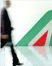  ??  ?? Il logo Alitalia a Fiumicino