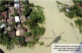  ?? PHOTOGRAPH: DPR Defence ?? Indian armed forces carrying out rescue and relief operations in the
flood-affected areas of Bihar