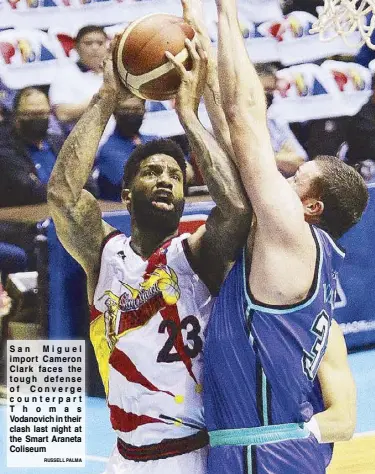  ?? RUSSELL PALMA ?? San Miguel import Cameron Clark faces the tough defense of Converge counterpar­t Thomas Vodanovich in their clash last night at the Smart Araneta Coliseum