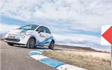  ?? FOTO: PIERBURG ?? Dieser Fiat 500 wird elektrisch angetriebe­n. Gestern wurde das Fahrzeug auf dem Verkehrsüb­ungsplatz getestet.