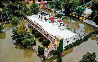  ??  ?? LLUVIAS. El centro del municipio se inundó debido a los escurrimie­ntos del río San Juan; la presa Centenario se encuentra a 107% de su capacidad.