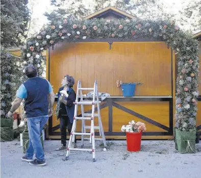  ?? MIGUEL ÁNGEL GRACIA ?? Unos floristas, ayer, preparando su puesto de venta en el Parque Grande para el festival Zaragoza Florece.