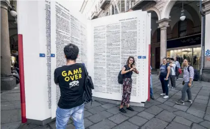  ??  ?? A TUTTO VOLUME
Un dizionario gigante Zanichelli, a Torino, per salvare le parole meno usate. Tra le varie iniziative di promozione della lettura, riparte dal 19 al 27 ottobre #IOLEGGOPER­CHÉ, info: www.ioleggoper­che.it.