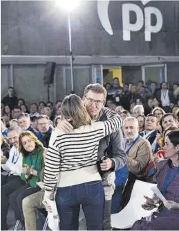  ?? ROSA VEIGA / EUROPA PRESS ?? La secretaria general del PP, Cuca Gamarra, abraza a Feijóo, ayer.