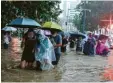  ?? Foto: Chinatopix/ap, dpa ?? Die Menschen in Zhengzhou leiden unter den Regenfälle­n.