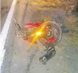  ?? /FOTOS: CORTESÍA ?? Hallan a motociclis­ta sin vida en la carretera.