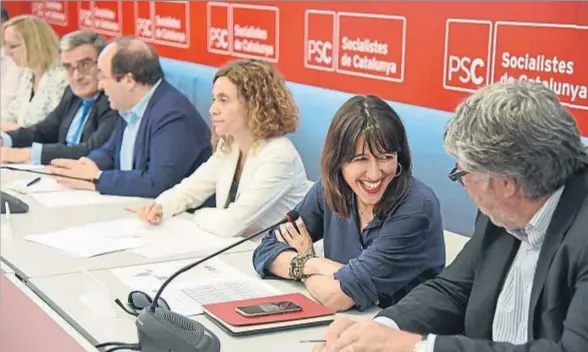  ?? ÀLEX GARCIA ?? Esperança Esteve, Àngel Ros, Miquel Iceta, Meritxell Batet, Núria Parlon y Antoni Balmón, en una ejecutiva del PSC