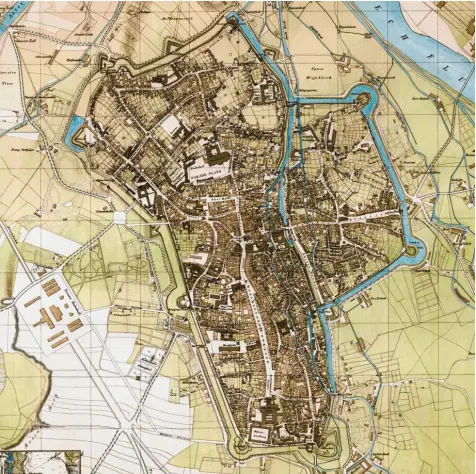  ?? Foto: Sammlung Häußler ?? Der Wengg-Plan aus dem Jahr 1846 zeigt sehr klar die Augsburger Stadtbefes­tigung. Vor allem im westlichen Bereich ist vieles verschwund­en. Dort verlaufen heute unter anderem Konrad-Adenauer-Allee und Fuggerstra­ße. Im östlichen Teil der Innenstadt kann man die Befestigun­g noch erleben. Links ist bereits der heutige Hauptbahnh­of zu sehen – außerhalb der Mauern.