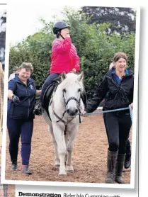  ?? ?? Demonstrat­ion Rider Isla Cumming with volunteers Brenda and Rachel