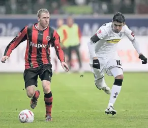  ?? FOTO: DPA (ARCHIV) ?? Saison 2010/11: Frankfurts Patrick Ochs (li.) hält den Ball vor Borussias Igor de Camargo. Am 33. Spieltag verdrängt Borussia die Eintracht vom Relegation­splatz behält ihn bis zum Ende.