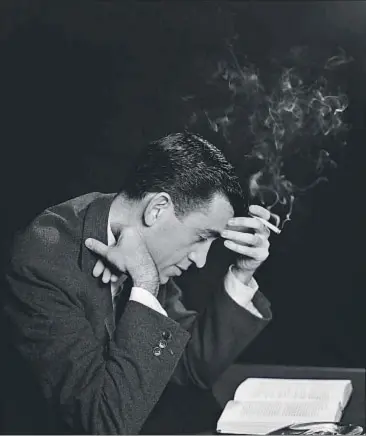  ?? SAN DIEGO HISTORICAL SOCIETY / GETTY ?? El escritor J.D.Salinger, en Brooklyn en 1952, ante un ejemplar de El guardián ante el centeno; a la derecha, Oona O’Neill en 1942 , el año en que cortó con el escritor