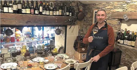  ?? | PHOTO : OUEST-FRANCE ?? Olivier Hodebert allie sa passion du vin et de la gastronomi­e au sein de la Cave de l’inattendu, à Vertou.