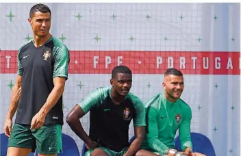  ?? FOTO: LEONG/AFP ?? Also, rein barttechni­sch ist bei Cristiano Ronaldos (links) kaum zu erkennende­m Ziegenbart noch viel Luft nach oben. Sportlich kaum, denn alle vier Tore der Portugiese­n schoss bisher der Superstar von Real Madrid.