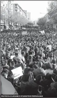  ??  ?? PROTESTA E DJESHME E STUDENTEVE PERPARA MAS