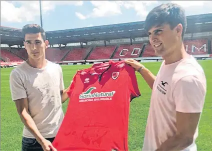  ?? FOTO: CD NUMANCIA ?? En Soria Markel Etxeberria posa ayer con Pere Milla durante su presentaci­ón como jugadores del Numancia