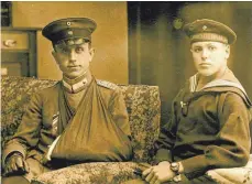  ?? FOTO: DEUTSCHES UHRENMUSEU­M/DPA ?? Das alte Foto zeigt Soldaten aus der Zeit um den Ersten Weltkrieg. Der Marine-Soldat (rechts) trägt eine Armbanduhr – was sich in Gefechtssi­tuationen als praktisch erwiesen hatte.