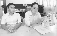  ??  ?? Chong showing a Chinese news article bearing Lo’s statement on entertainm­ent licences. At left is his special assistant Abdul Aziz Isa.