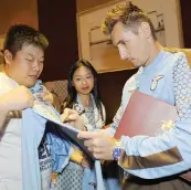  ??  ?? Miro Klose, 37 anni, firma autografi a Shanghai