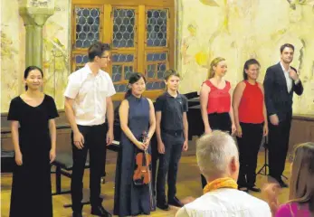  ?? FOTO: JOHANNES RAHN ?? Die Interprete­n des Abends ( von links): Jingyi Xie ( Violine), Julian Herzing ( Viola), Mio Sasaki ( Violine), Hendrik Schiele ( Violine), Karoline Eckardt ( Viola) und Anna Naretto und Alexei Petrov ( Klavier). Nicht im Bild ist Ionel Ungureanu ( Viola).