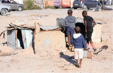  ?? African News Agency (ANA) ?? CHILDREN at Empolweni informal settlement in Khayelitsh­a build structures resembling their homes which were demolished by the City. | AYANDA NDAMANE