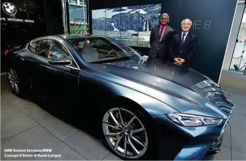  ??  ?? HAN (kanan) bersama BMW Concept 8 Series di Kuala Lumpur.